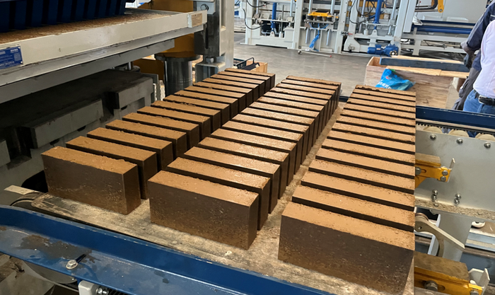 Напълно автоматичната машина за производство на тухли ZN1500 дава възможност на клиент от Източен Китай да използва ресурсите на утайката